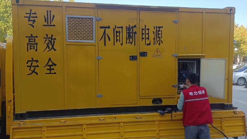 竞秀柴油发电机组和UPS电源配合使用时，如何避免切换过程中的电力中断？
